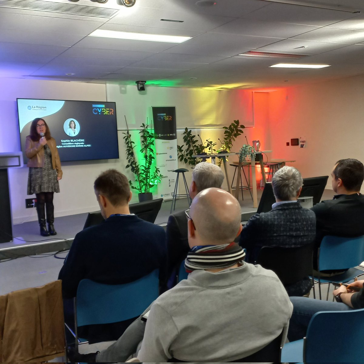 Journées de la Cyber 2024 - J2 @SophieBlachere accueille les participants au Campus. Une nouvelle journée riche en échanges, témoignages, conférences et ateliers #cybersecurité