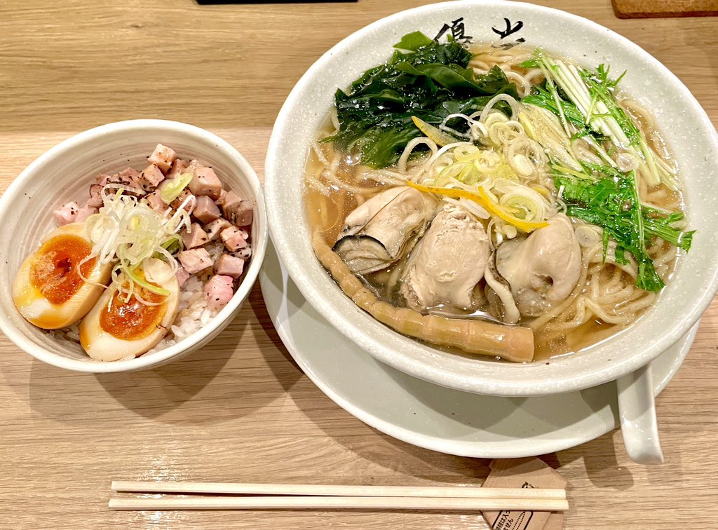 京都で今勢いのある名店 #麺屋優光 さんの銀座店へ🍜 牡蠣、浅利、しじみの旨みたっぷりの京醤油ベースの「淡竹(はちく)」の期間限定バージョンで瀬戸内産のプリップリな牡蠣をトッピングした #生姜牡蠣ラーメン 😍🦪 #炙りレア焼豚 丼を添えて🍖 今日も最高でした😀