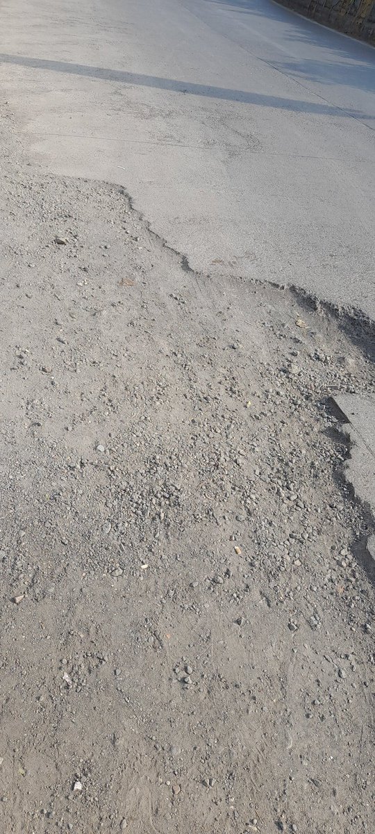 QueenofThane's tweet photo. Dear @TMCaTweetAway 
Road infront of Sharadchandaji Pawar sports complex at Kolshet road needs repairing, pls look into it. @KolshetTalks #thane #mumbai https://t.co/k8t3z3IGV5
