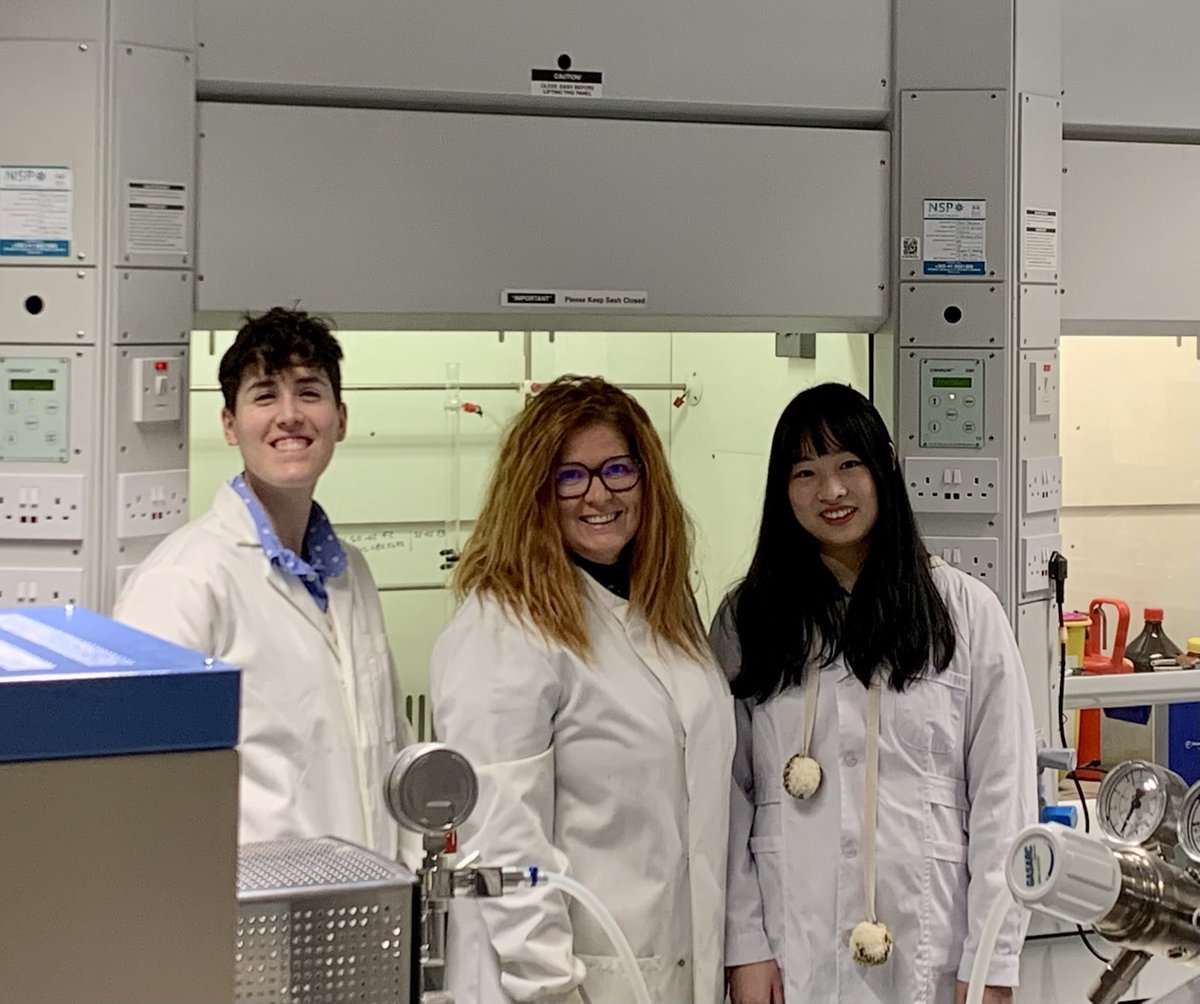 Happy international women’s day! Photo taken in the lab  <a href="/DCU/">Dublin City University</a> <a href="/DCUFSH/">DCU Science and Health</a> <a href="/DCUChemistry/">DCU School of Chemical Sciences</a> together with talented women in science <a href="/SofiaDo93405718/">Sofia Dominguez</a> and ⁦<a href="/Yingru_Zhou/">Yingru Zhou</a>⁩