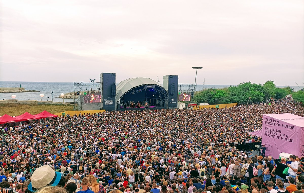 Los festivales de música son, en cierto modo, un reflejo de la sociedad en la que vivimos. Nuestros gustos musicales y los festivales a los que elegimos asistir tienen mucho que ver con nuestra personalidad y entorno social en el que nos movemos.