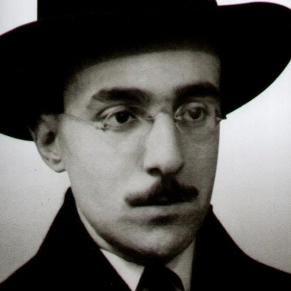 FideuetF's tweet photo. La vida és la vacil·lació entre una
exclamació i una interrogació.
En aquest dubte, hi ha un punt final.
Fernando Pessoa
#aforismes #pessoa
#ff_pessoa #ff_mort #ff_vida https://t.co/cUaYMtoMpV