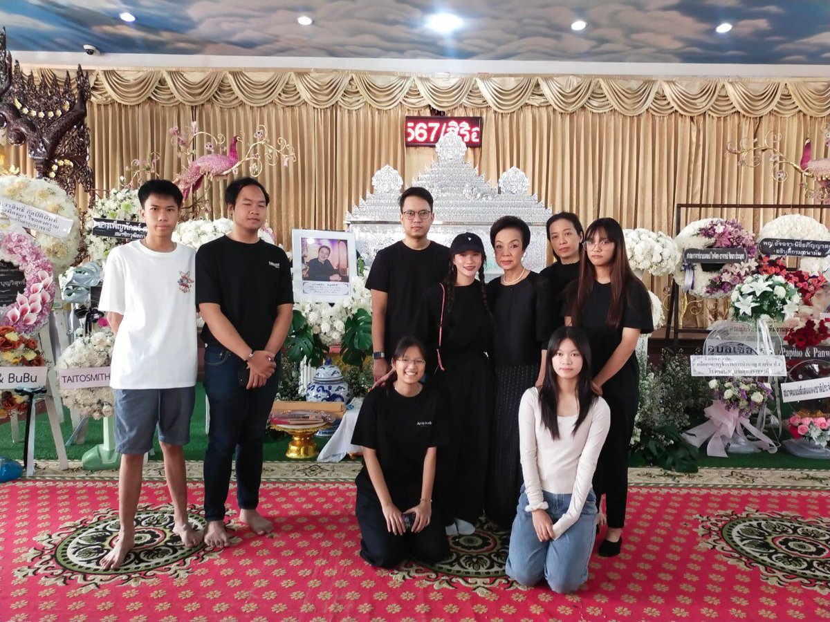 inamcoffee's tweet photo. มากกว่าคนขายงาน กับ ศิลปิน ก็...ความเป็นพี่น้อง นี่แหละ ความรักที่มีให้กันเสมอมา 😊
🤍 น้องแพรว มาร่วมไว้อาลัยพี่เอ แล้วนะคะ  🤍 https://t.co/hjmF2yg3JZ