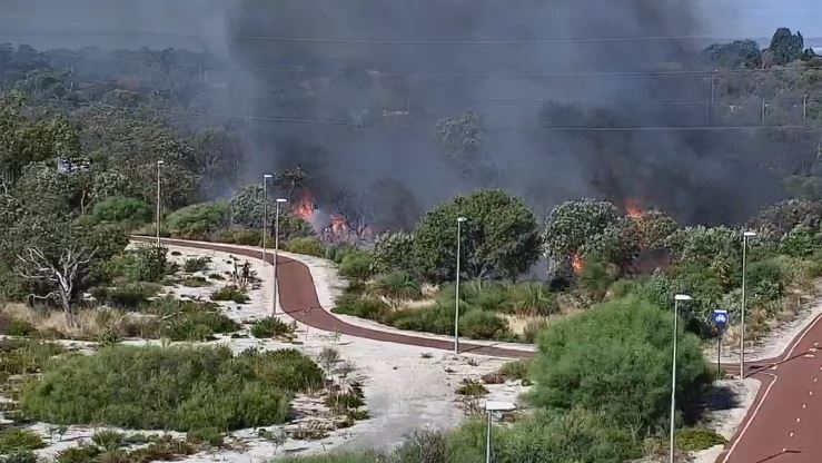 BUSHFIRE – ROE HIGHWAY EASTBOUND AT KWINANA FREEWAY, BIBRA LAKE
Heavy smoke in the area
Drive with caution
travelmap.mainroads.wa.gov.au/Home/List
#perthtraffic