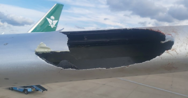 detikcom's tweet photo. Nasib buruk dialami oleh maskapai Arab Saudi. Pesawat besar barunya, Boeing 787-10 atau Dreamliner bolong karena  burung, 😱😱😱