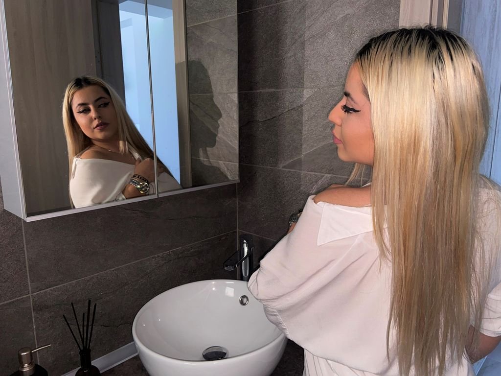Miss_Boujee23's tweet photo. I'm online right now on SkyPrivate - pay-per-minute system for Skype live shows. Call me right now in private here: https://t.co/M8P0M6c1dp https://t.co/c9HxeXrjFU