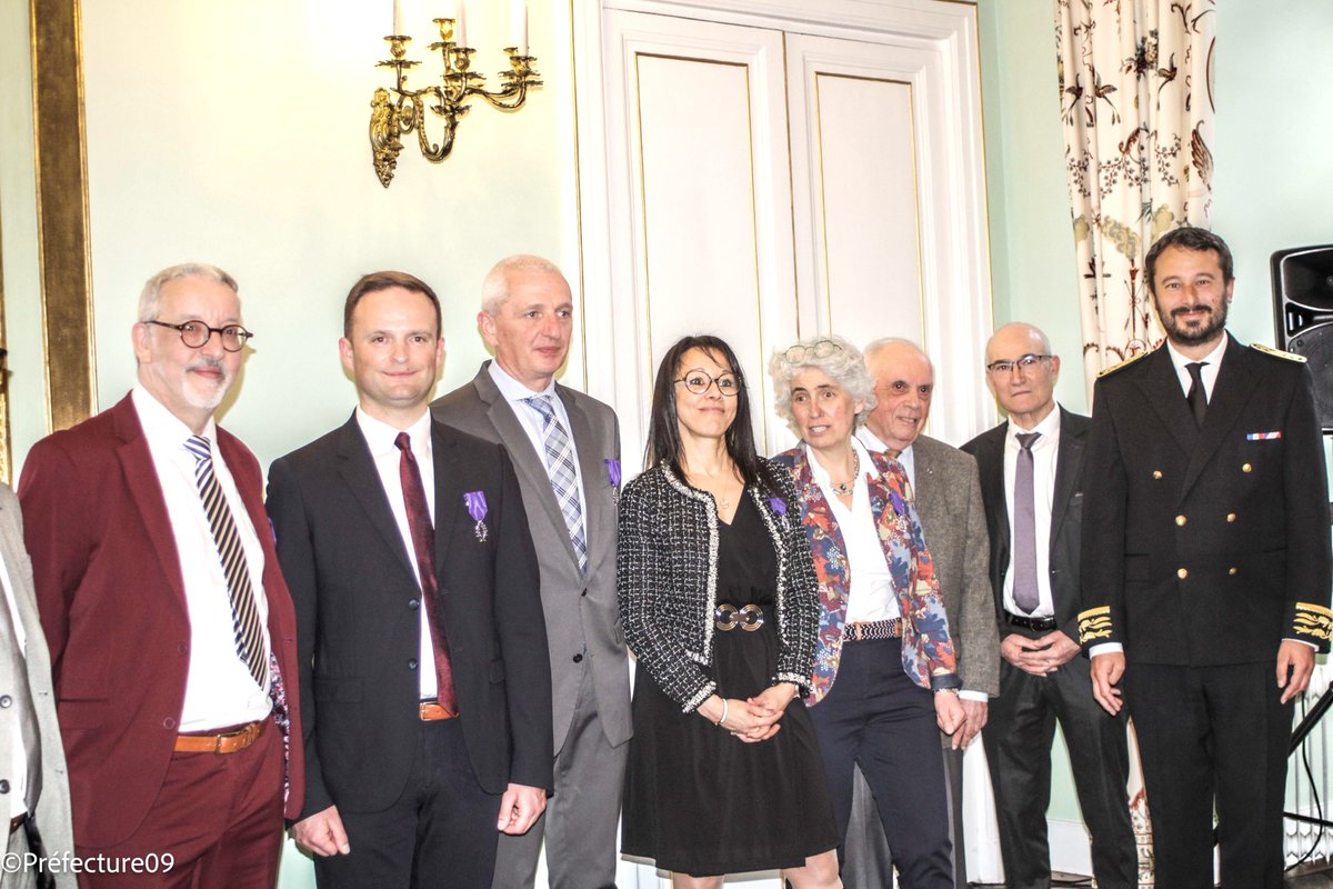 Prefet09's tweet photo. [🎖️Éducation nationale] Cérémonie de remise de l’insigne d’officier dans l’ordre des Palmes académiques  en présence du préfet de l’#Ariège du président de l’#AMOPA et de l'inspecteur d'académie à
Zahia Afhir, Jérôme Leveill, Sylvaine Sice et Nicolas Solana https://t.co/3tx7iwsMyy