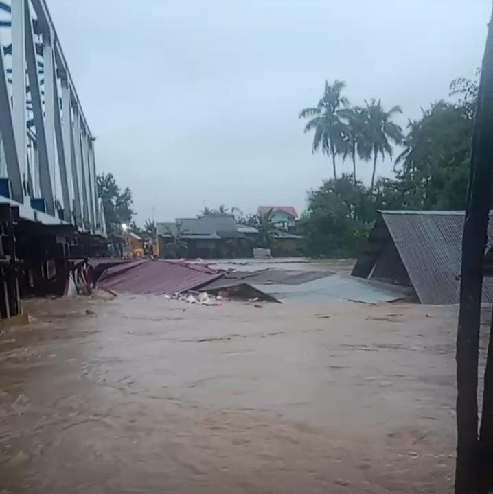 Iconman221's tweet photo. Innalillahi wainnailaihi Rodjiun maaf slow respon 🙏 pray for padang https://t.co/BsgA1N3oXi