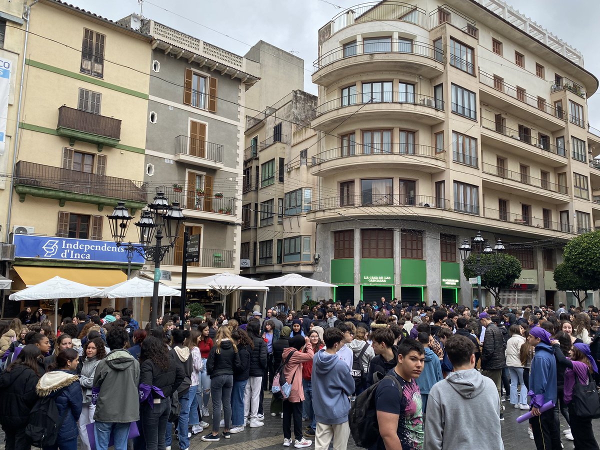 SocialistesInca's tweet photo. 🟣 Les i els @SocialistesInca commemoram el #8M reivindicant el feminisme com l’únic camí per aconseguir una societat més progressista, justa i igualitària.
💪🏼 Continuam lluitant perquè un dia no faci faltar defensar el que és obvi. #IncaSomTotes https://t.co/4TS1F7FyHt