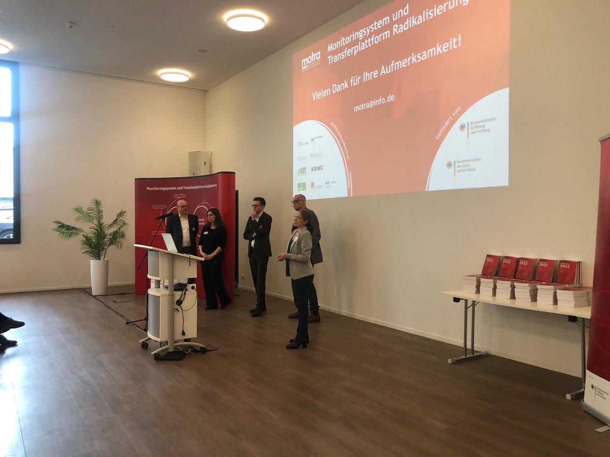 Hier noch ein paar Einblicke aus Tag 1 der #motraK24 mit 12 Panels, einer Postersession und einer Podiumsdiskussion mit u.a. <a href="/NDeitelhoff/">Nicole Deitelhoff</a>, <a href="/PeterRNeumann/">Peter R. Neumann</a> und <a href="/_DianaRieger/">Diana Rieger</a>