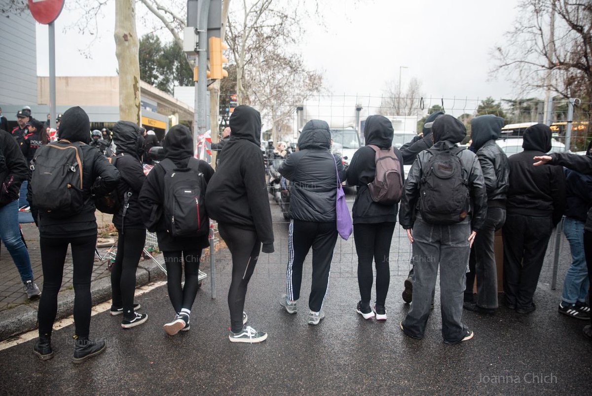 IMATGES DEL TALL DE DIAGONAL EN MOTIU DEL 8M ⬇️

Fotografies de <a href="/Chichiflesky/">Joanna.</a> 

1/2