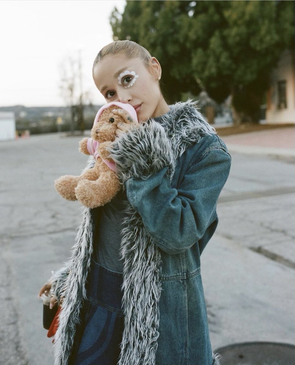 RepublicRecords's tweet photo. happy ‘eternal sunshine’ release day #arianagrande 🥹 https://t.co/NfawZtgiVr https://t.co/8hxTvnKouU