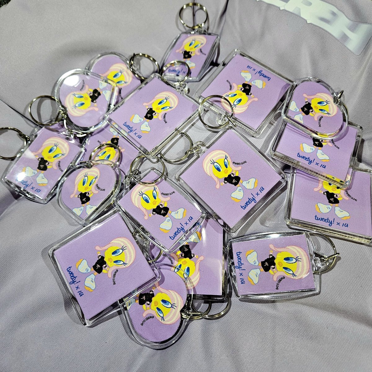 아이유 H.E.R. 콘서트 키링 나눔 공지 🐣

Shopper🛒 무대 중 터지는 트위티유 컨페티로 만든 키링입니다 !

🐣 일시 / 3월 10일 일요일
ㄴ 시간, 장소, 착장 모두 당일공지
🐣 인증 / 이 글RT + 티켓 + 6기카드
ㄴ 티켓은 당일티켓이 아니여도 되지만, 카드와 티켓의 이름이 모두 동일해야합니다 !