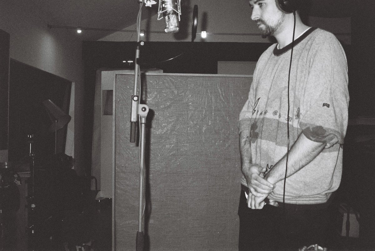 Cois Farraige &amp; Fold are out now. 
Recorded by our dear pal &amp; god Chris Quigley in The Meadow.
Mixed by David Noonan.
Mastered by Tony Fitz.
Featuring some lovely noise &amp; feedback on Fold recorded by OG member James Poole all the way back in 2020.

❤️🌹

casavettesmusic.bandcamp.com/album/cois-far…