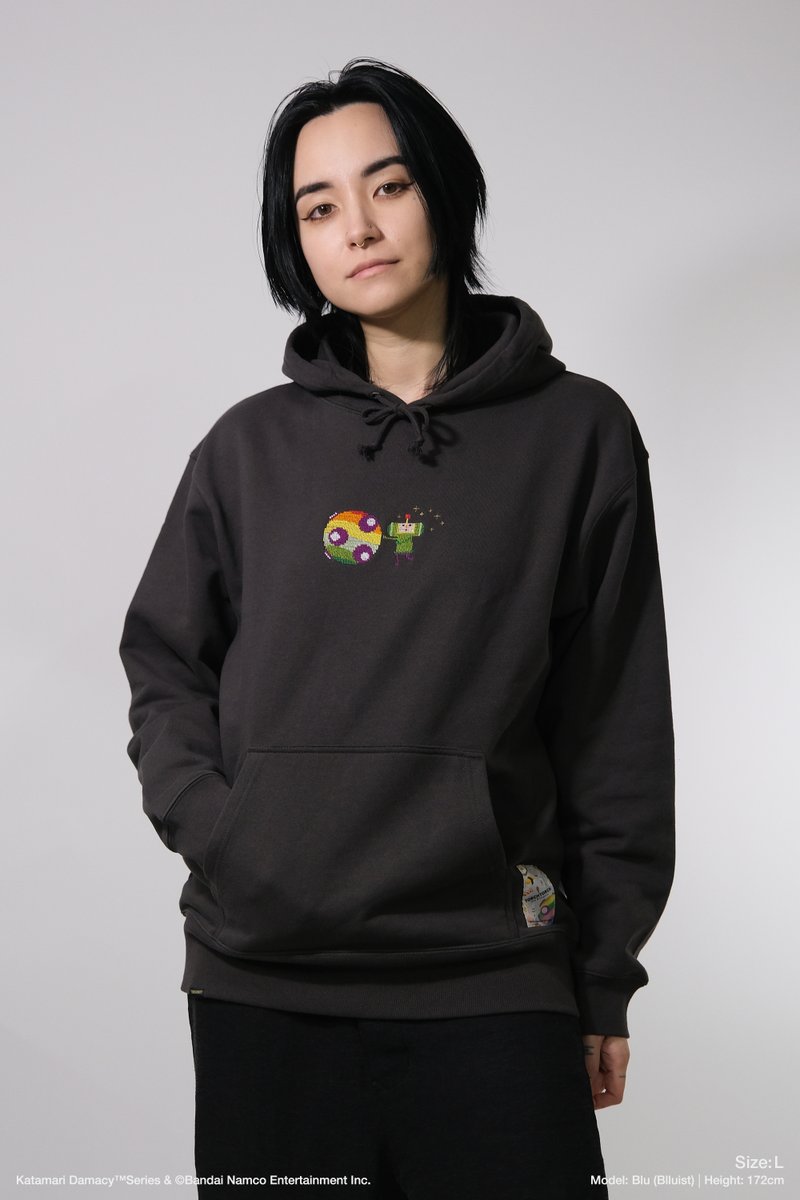 torchtorch_jp's tweet image. 【一般販売開始】
『塊魂』コラボアイテム、待望の一般販売がスタートです。先行販売で好評だった「王子のキャップ」と「ミソのキャップ」、そして「王子のパーカー」はインディゴに加え新たにインクブラックが初登場。各店頭、または公式ECサイト(豆魚雷)にて発売中です。
torchtorch.jp/title/katamari…