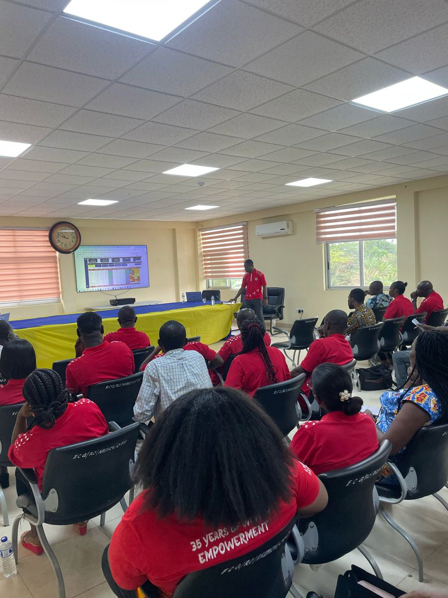jnbonsu's tweet photo. Revenue Performance &amp; Analytics #PowerBi 📊.  Training for Client Relations Executives of ECG https://t.co/7foEQQGXry