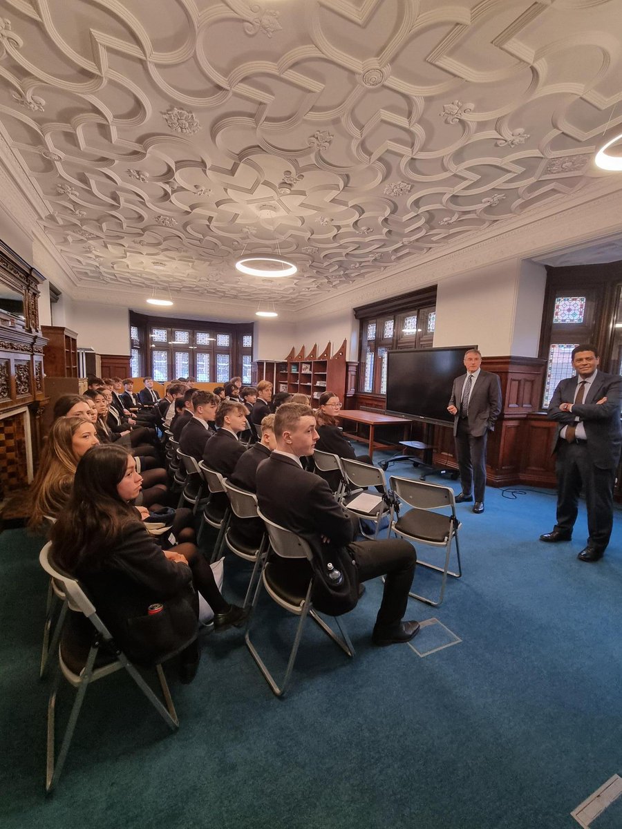 We were delighted to welcome David Roberts (Chair of Court), Tom Shropshire (Non-Executive Director), Frances Hill (Agent) and Gillian Anderson (Deputy Agent) from the Bank of England to the College to talk about the workings of the Bank of England and their career development.