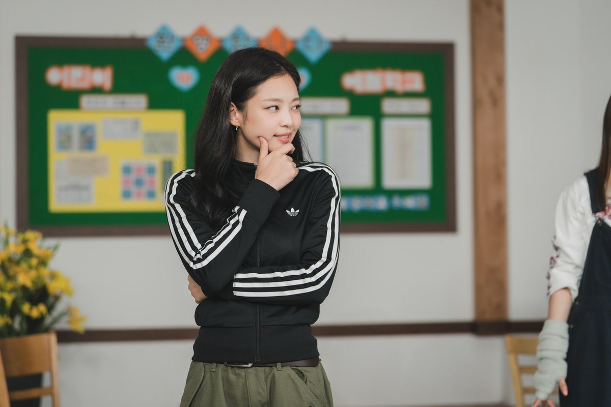 oddatelier's tweet photo. JENNIE X 아파트404

1999년도 아파트엔 어떤 사건이 벌어졌을까요?
3화 젠탐정의 활약이 궁금하다면?!
오늘 오후 8시 40분 본방 사수🧐

JENNIE X Apartment404

What do you think happened at the apartment in 1999?
Watch Ep 3 today to see how detective Jennie does?!
8:40 PM KST🧐

#제니 #JENNIE #아파트404 #Apartment404 #OA