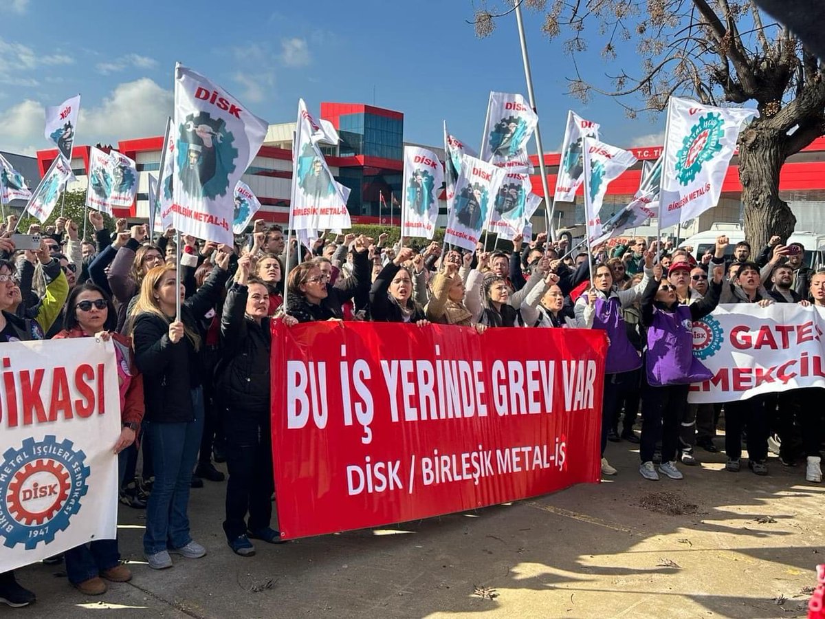 İzmir'de bulunan Gates Metal'de Birleşik Metal-İş üyesi işçiler TİS görüşmelerinin tıkanması üzerine bugün greve çıktı. ABD sermayeli Gates'in sefalet dayatmasına karşı hakları için greve çıkan metal işçileri kazanacak! Yaşasın grev yaşasın direniş! #SefaletÜcretiİstemiyoruz