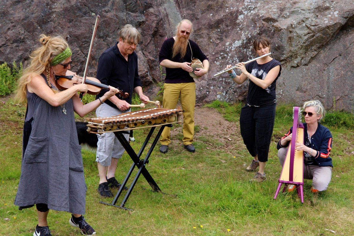 On International Women’s Day, we salute all the wonderful, talented women we’ve walked with on Folk on Foot over the last year. First up, it's @ElizaFlutes, @CatrinFinch and Jackie Shave with the brilliant project, Freedom to Roam. Listen now: pod.fo/e/16612d