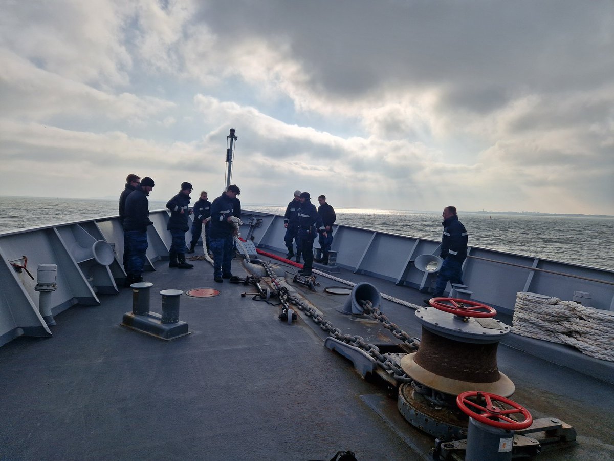 Na een hele leuke reis weer terug in veilige haven. Torpedo oppikken, fenderen, ankeren en nog een paar hele leuke havenbezoeken op de koop toe. Storm Louis is al lang weer vergeten. Zr.Ms. Mercuur op haar best! @ozd_czsk @kon_marine