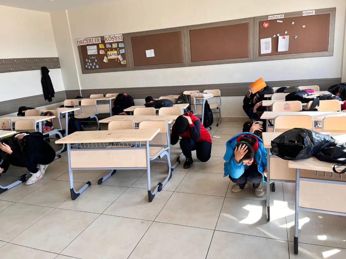 1-7 Mart Deprem Haftası kapsamında Gaziantep Çamlık Anadolu Lisesinde AFET FARKINDALIK ve DEPREM TAHLİYE eğitimi verilmiştir.