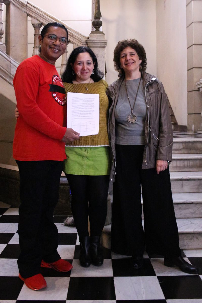 NuriaSuarez_R0's tweet photo. Ayer con una delegación de la Asociación Nacional de la Artes y la Cultura. 
Desde @RecortesCero apoyamos la exigencia que hacen a @bcn_ajuntament para que se otorguen licencias a los 2.000 artistas callejeros de Barcelona.
Cultura es Riqueza y ellos también lo son #FelizViernes https://t.co/JOMO4NiuwQ