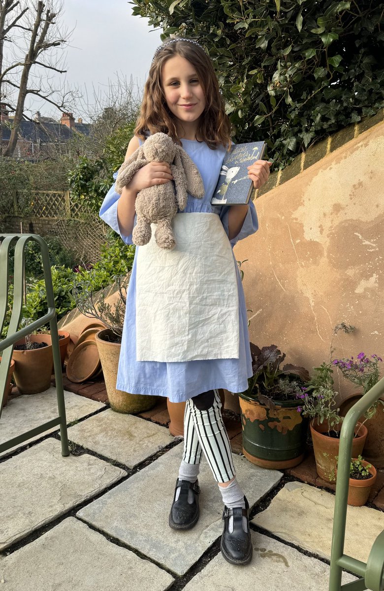 Happy International Women’s Day! Celebrating all the world’s wonderful women plus women-to-be & featuring my darling Malibob gamely sporting her last-minute World Book Day Alice look #multitask
