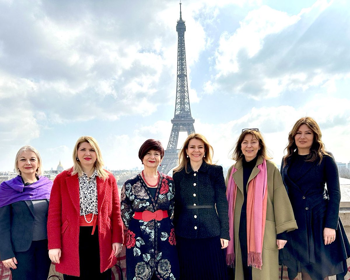 1. Au @MAERomania, 50%des postes de dignitaires occupés par des femmes. Dans les missions diplo🇷🇴40,2% femmes chefs de mission. À Paris, une première: 100% femmes chefs de mission: équipe formidable, avec expérience, ténacité & camaraderie. #JourneeDesDroitsDesFemmes #8mars