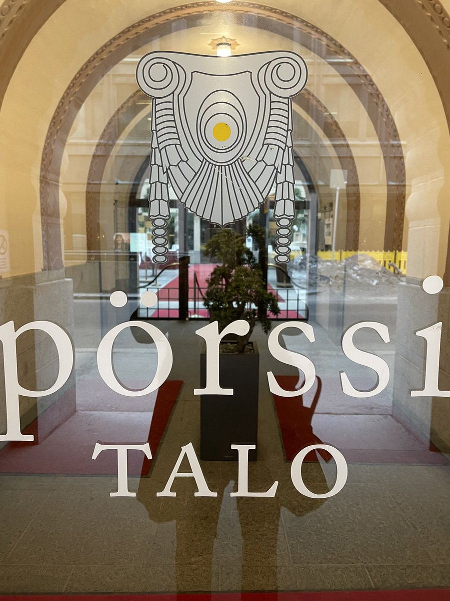 UnnaLehtipuu's tweet photo. #naistenpäivä Tänään oli ilo avata pörssipäivä naisjohtajaporukalla. Naisten listaamat yritykset tosin laskettavissa yhden käden sormilla joten kirittävää riittää! Kiitos #nasdaq #unwomen #globalcompact #finnfund #sijoittaminen #yrittäjä https://t.co/NJOXmjiLyX
