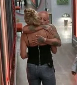 itslautrolo's tweet photo. Isabel recibió su valija y se encontró con un mensaje que furia le escribió con labial: “Isabel te quiero, Furia” 😭

SOY LAGRIMAS #GranHermano https://t.co/Ef15NUS1h1