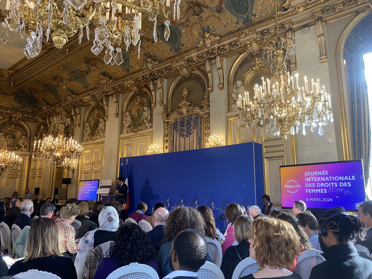 Ce #8mars mettant à l’honneur la #diplomatiefémiste adoptée par la 🇫🇷 en 2019 revêt une couleur particulière, quelques jours après l’inscription historique du droit à l’IVG dans notre Constitution. Remise du Prix Simone Veil à Myriam Djangala Fall, mouvement de Survivantes de 🇨🇫