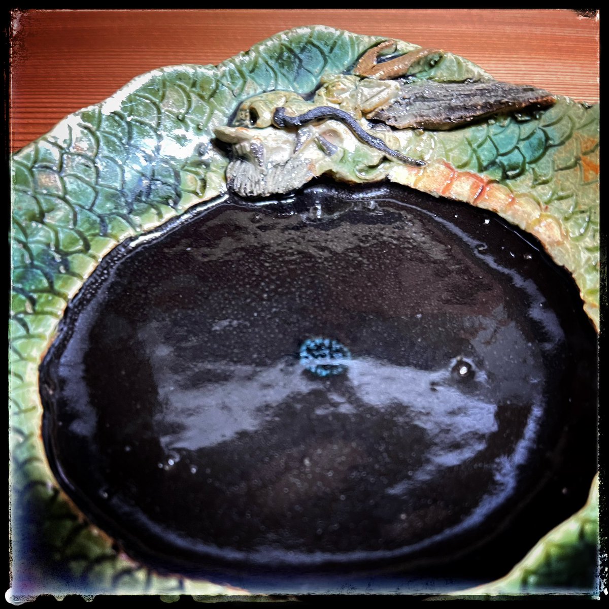pchie's tweet image. #靖山画廊 で陶芸作家の『#相場るい児』さんの個展に行って龍のお皿をお迎えしまシタ♡一目惚れ。
そこで一首・・・
漆黒の 釉薬の縁 織部なる
渦巻く龍の 舌の出てをり
見たままでスガ〜龍はワタシの干支なので嬉しーっ☆
ホントは展覧会の作品っ全部っ欲しい〜〜〜