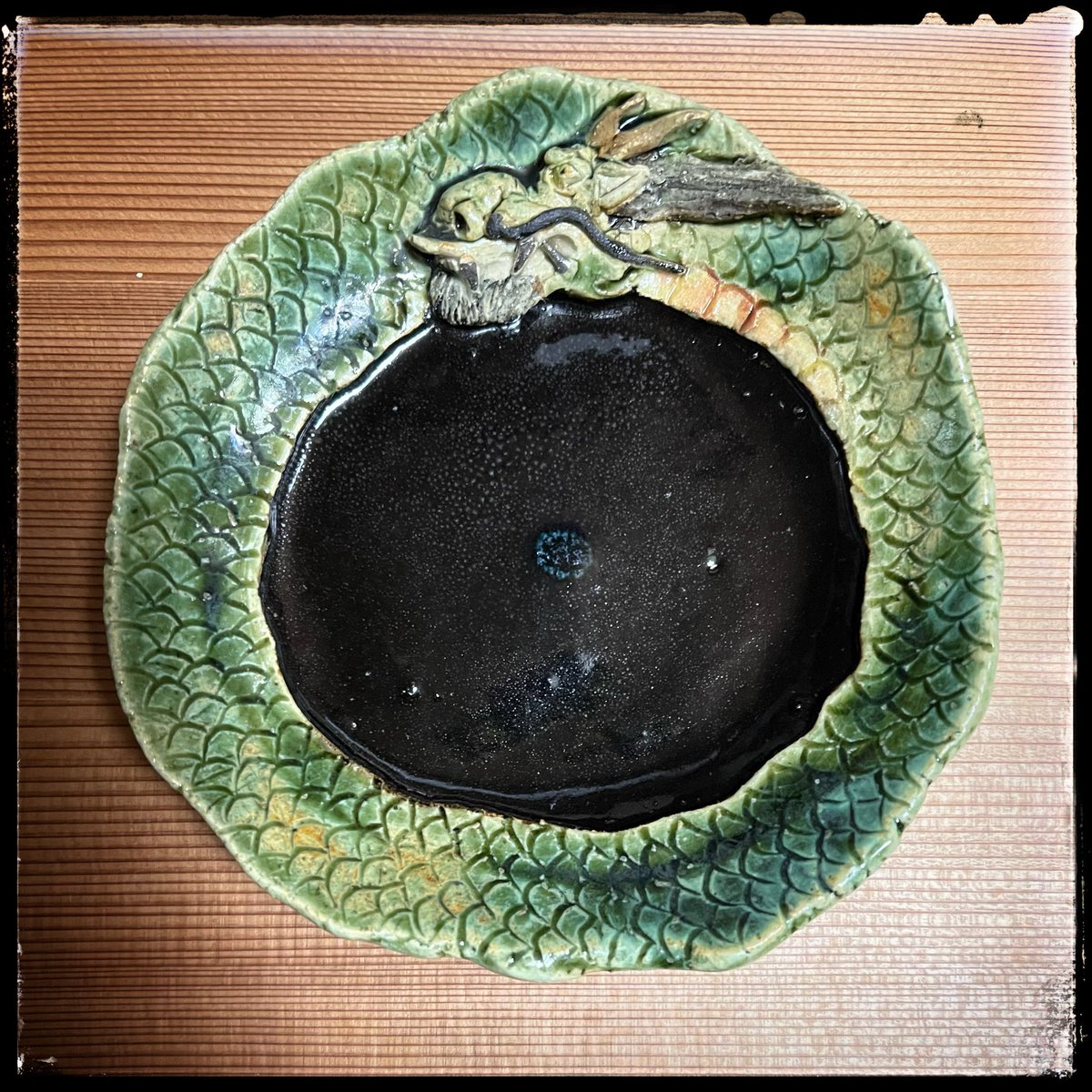 pchie's tweet image. #靖山画廊 で陶芸作家の『#相場るい児』さんの個展に行って龍のお皿をお迎えしまシタ♡一目惚れ。
そこで一首・・・
漆黒の 釉薬の縁 織部なる
渦巻く龍の 舌の出てをり
見たままでスガ〜龍はワタシの干支なので嬉しーっ☆
ホントは展覧会の作品っ全部っ欲しい〜〜〜
