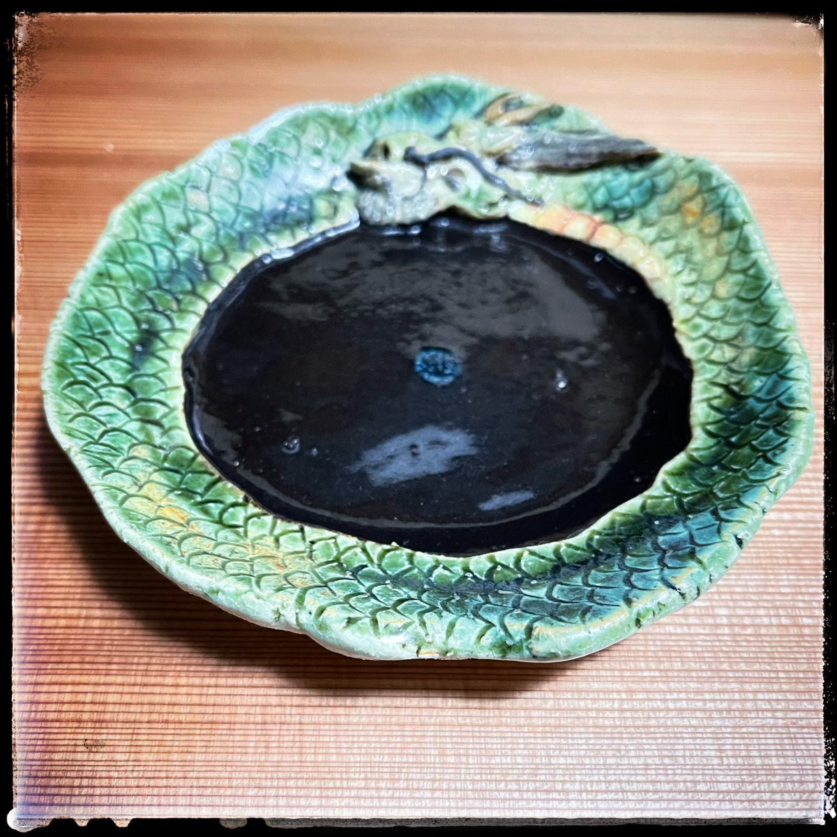 pchie's tweet image. #靖山画廊 で陶芸作家の『#相場るい児』さんの個展に行って龍のお皿をお迎えしまシタ♡一目惚れ。
そこで一首・・・
漆黒の 釉薬の縁 織部なる
渦巻く龍の 舌の出てをり
見たままでスガ〜龍はワタシの干支なので嬉しーっ☆
ホントは展覧会の作品っ全部っ欲しい〜〜〜
