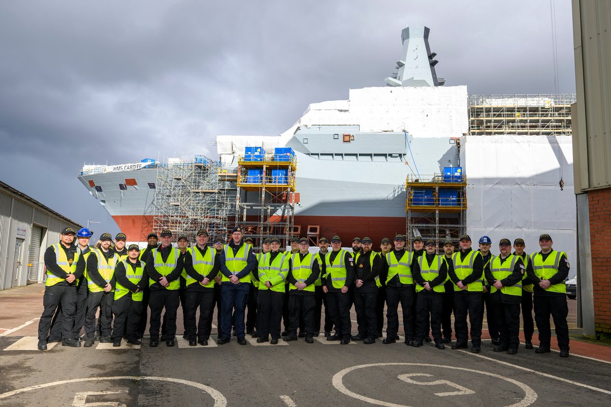 Sailors from HMCS Charlottetown visited @BAESystemsplc in Govan to see our sister ship HMS Cardiff with our Senior Naval Officer Cdr Phil Burgess. Both T26 frigates are similar to the @RoyalCanNavy Surface Combatant, part of the overarching Global Combat Ship project. 🇬🇧🇨🇦