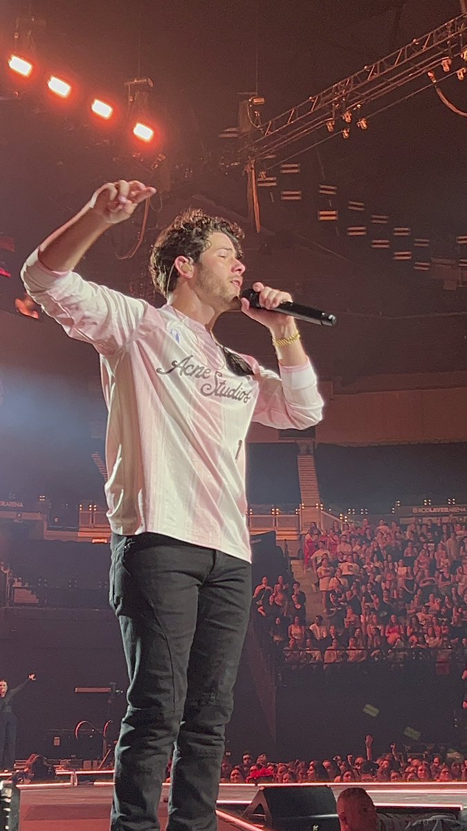 adoreeyoustyles's tweet photo. Another good night with the @jonasbrothers
Not ready to say good bye tomorrow. 🫶🏻 https://t.co/G9dKJ6bcir