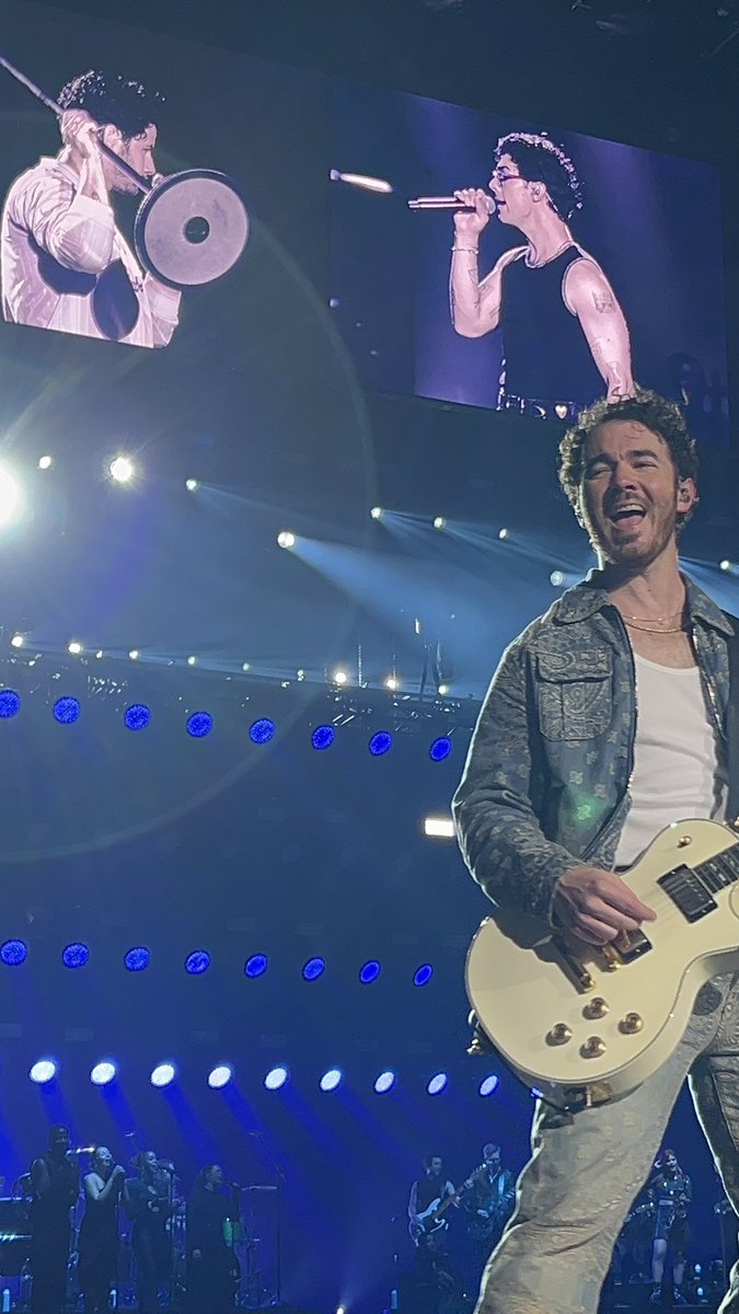 adoreeyoustyles's tweet photo. Another good night with the @jonasbrothers
Not ready to say good bye tomorrow. 🫶🏻 https://t.co/G9dKJ6bcir