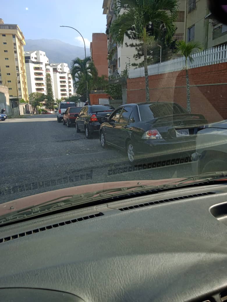 Macaracuay2015's tweet photo. Avenida Naiguata de Macaracuay casi sin paso por cola de gasolina que va hacia el llanito, están obstaculizando el paso hacia los estacionamientos, esto es un total abuso! @PolisucreOficia @PDVSA @lAlcaldiasucre @ZODI41capital https://t.co/mSq2hgznWM