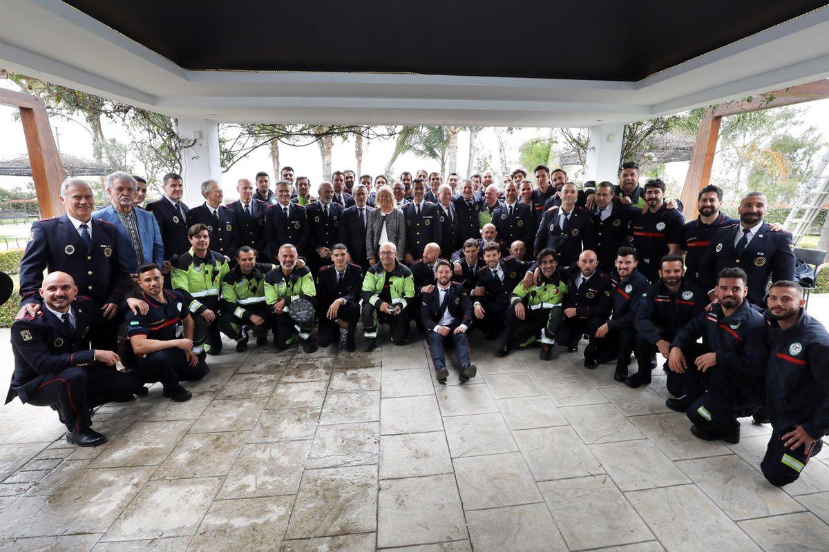 Ayto_Marbella's tweet photo. 👨‍🚒La alcaldesa destaca “la vocación de servicio, la humanidad y el compromiso” de los bomberos de #Marbella en el día de su Santo Patrón y resalta su participación en casi 2.200 intervenciones el pasado año👉https://t.co/fiFAoM0Rb5 https://t.co/dfPNcNL2RW