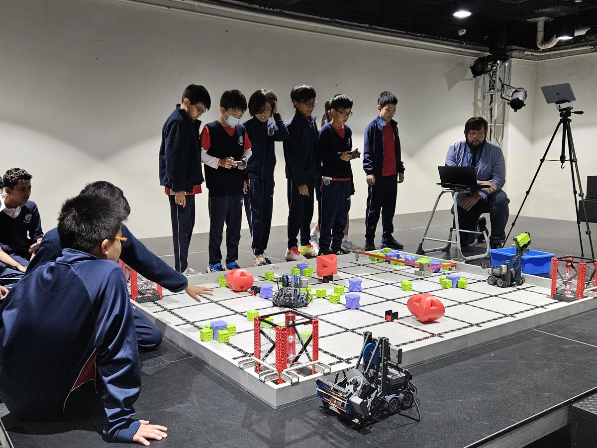 The MS students enjoyed watching a thrilling VEX Robotics competition at our last assembly. Awesome collaboration by each team. @aishongkong