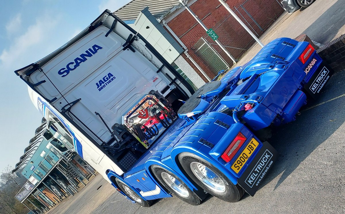 Jaga Brothers take delivery of their 4th of 5, V8 Scania's.
This beaut is also a 660bhp, S Cab, twin tag tractor, top spec, and again, with its unique paint job! 💪 #Suppliedbykeltruck @keltruck @ScaniaGroup