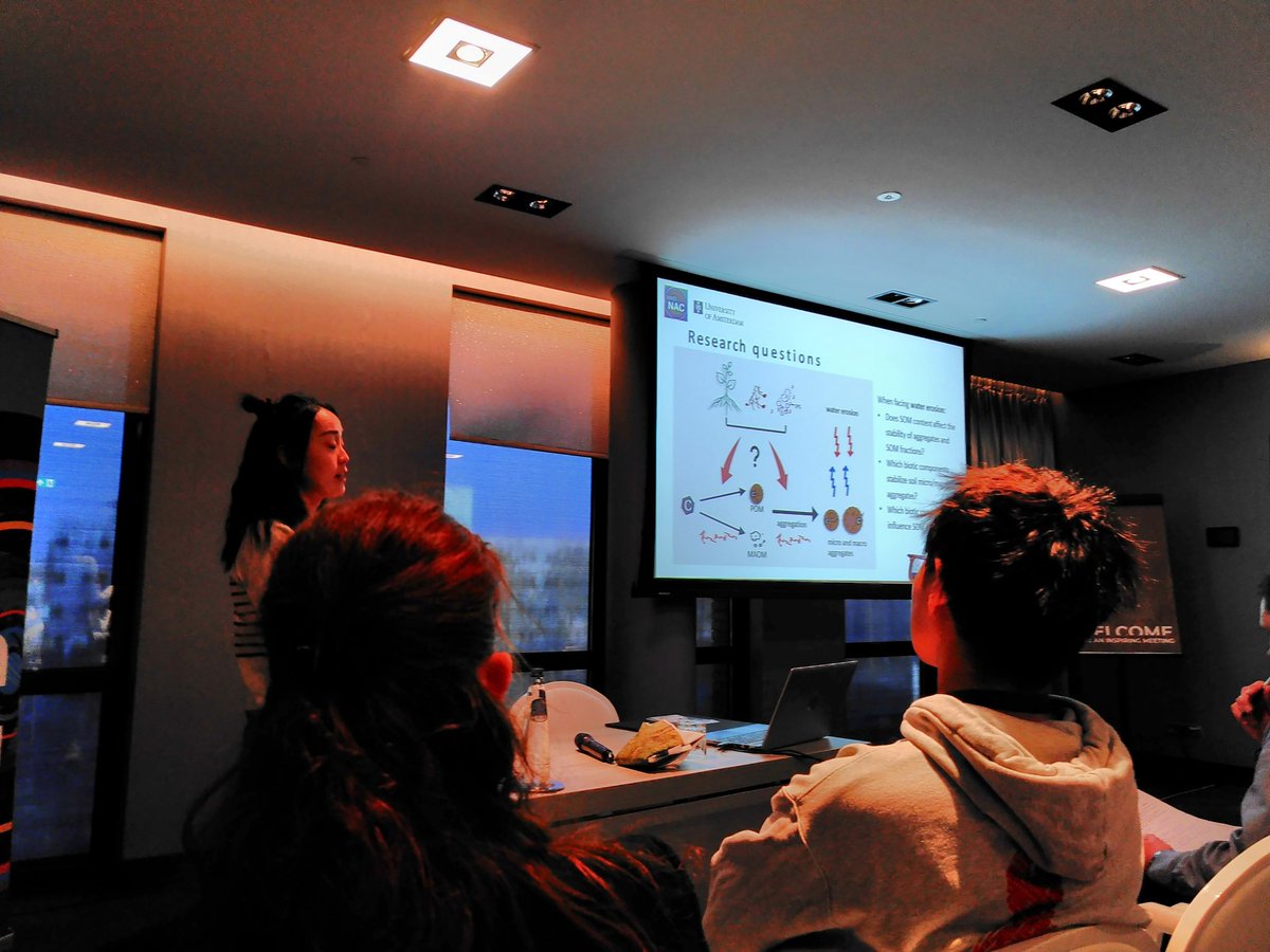 <a href="/NanZhang_/">Nan Zhang</a>  presenting her first PhD exp. at #NAC24 <a href="/ELD_IBED_UvA/">Ecosystem & Landscape Dynamics (ELD) department</a> where she showed how soils with higher initial SOM have higher micro- macroaggregate stability, higher fungal biomass and higher EPS leading to less soil erosion