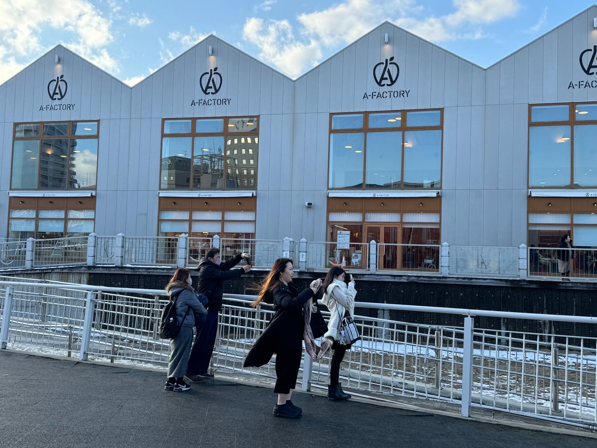 fgctKlAsVe1CXrx's tweet photo. だいぶ日が長くなりました !
人気スポット「 #AOMORI 」 
A-BEACH &amp; A-FACTORI 

#冬の青森市 #まもなく春の青森 #青森駅 #八甲田丸 #メモリアルシップ八甲田丸 #青森港 #むつわん #青森駅前ビーチ #AOMORI #観光客 #ABEACH #AFACTORI #人気スポット #あおもり #青森市 https://t.co/vyFlu5DDgv
