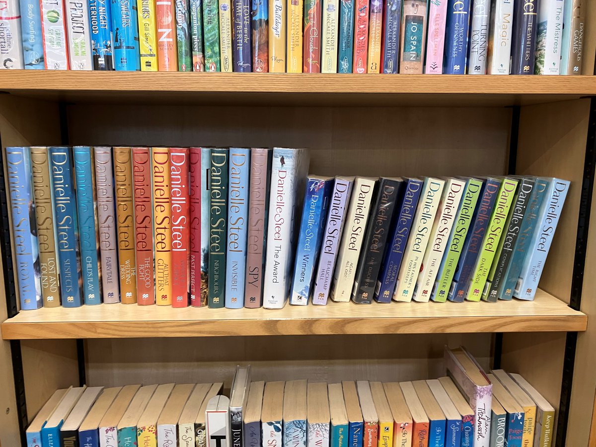 WFlibraries's tweet image. 📚Some writers have published so many books, they take up entire shelves at #AiredaleLibrary!
#CliveCussler #JamesPatterson #AnnaJacobs #DanielleSteel #libraries #wakefield #ReadforPleasure
