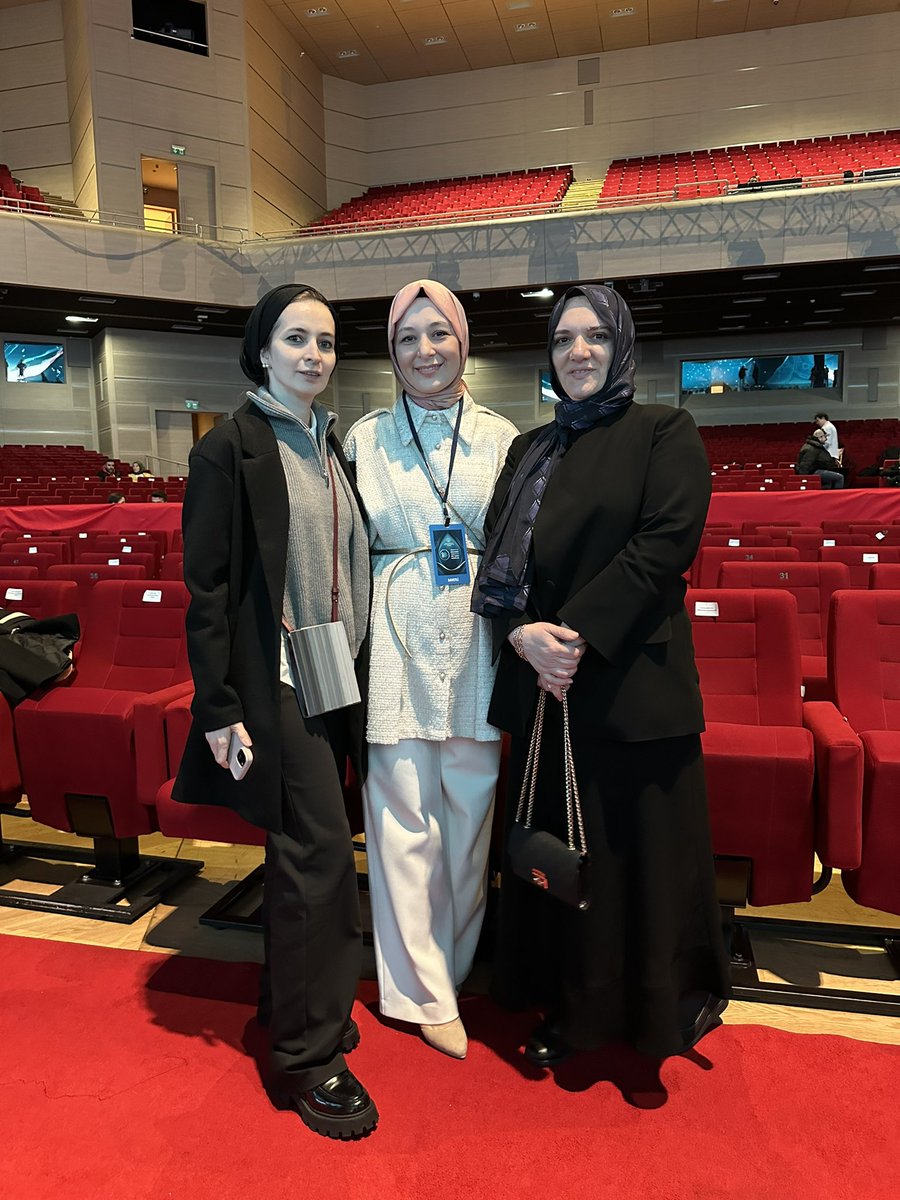 akulanes's tweet photo. Kıymetli Sanatçı Zeynep Çilek Çimen ve değerli büyüğüm Elimin Bereketi Programını hazırlayam Sevilay Sungur ile 8Mart Programından. 
@FZeynepCilek 
@serbestebeler 
#ebemiistiyorum https://t.co/zvPG6Js7Wq