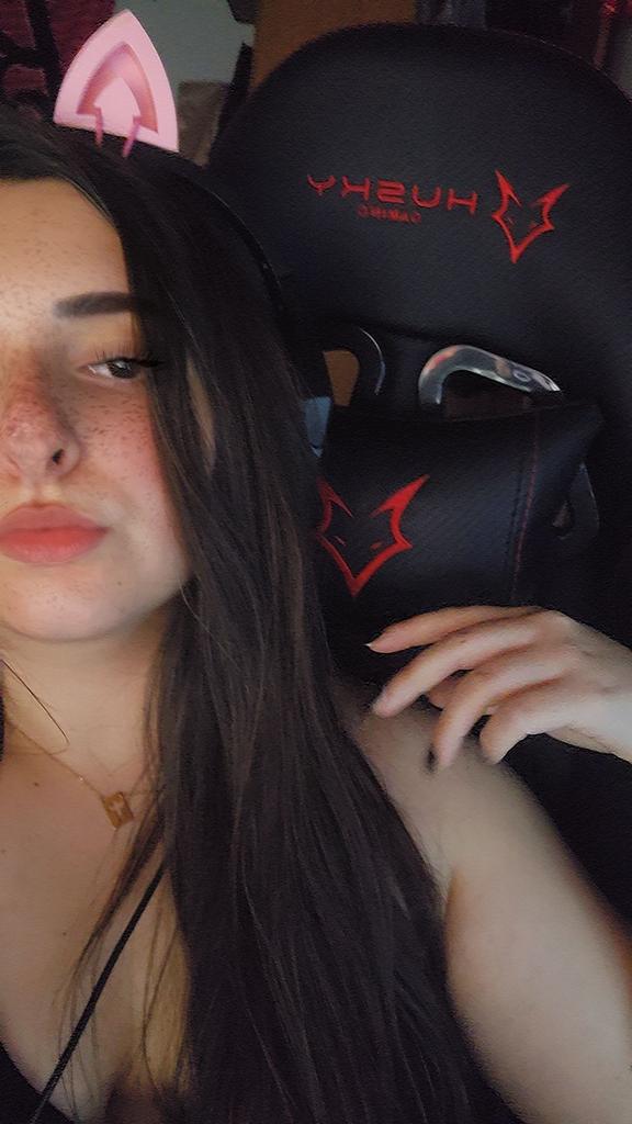 Letiik4G's tweet photo. Neste Dia da Mulher, celebremos a força e o talento das mulheres gamers que conquistam espaço e superam preconceitos no mundo dos jogos. Mulheres gamers, vocês são incríveis! 💪🎮 #DiaDaMulher #MulherGamer #gamergirl #InternationalWomensDay #Fortnite #R6Community #jogos #game https://t.co/lqlj5ovPV0