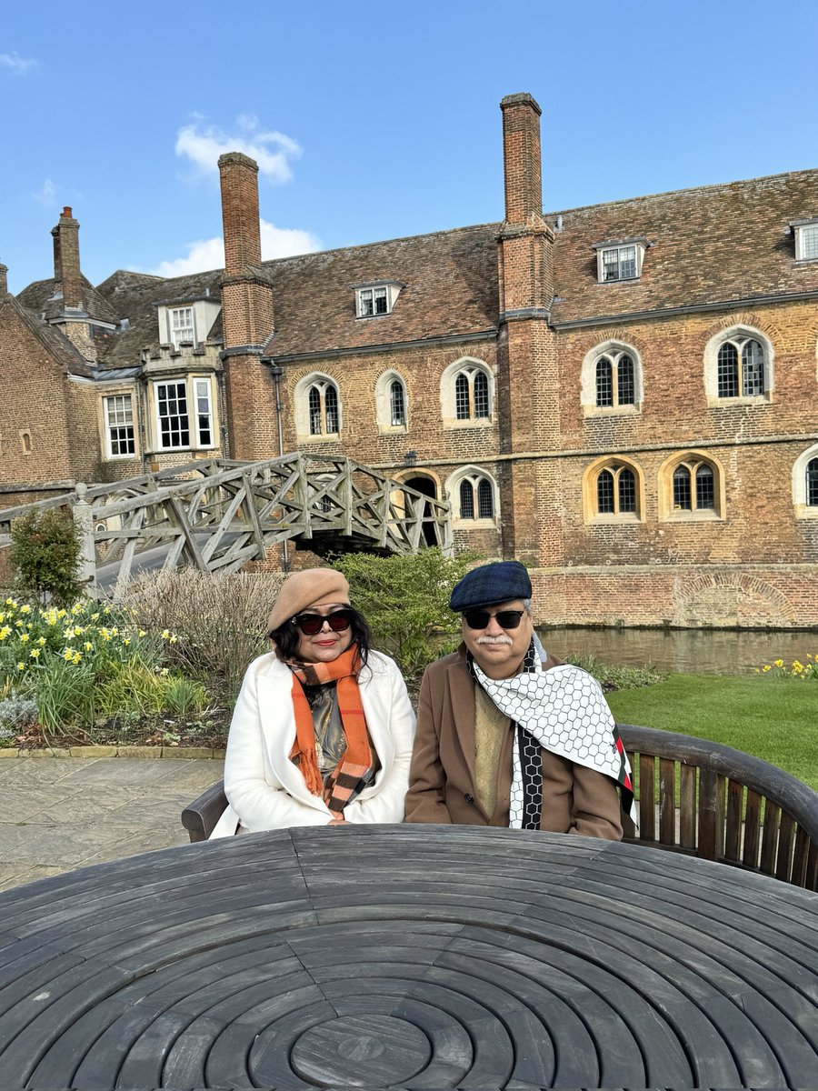 @QueensCam was honoured with a visit from the President and First Lady of Bangladesh today, complete with blue sky! ☀️ They were presented with a commemorative Queens' shield by President @elerianm.