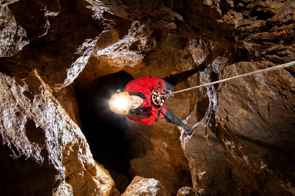 Aufgenommen im Schacht der Espershöhle im Frühjahr 2022. 

#photography #caving #HöFo # Höhlenforschung #Speleology #adventure #ropes #canon #phtotographer #unterTage #fraenkischeSchweiz #Höhle #Cave #grotto #Tamron #spelunking
