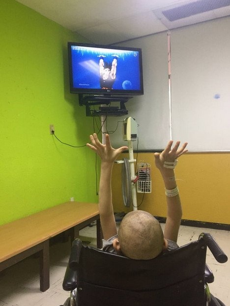 Em 2018 uma imagem viralizou nas redes sociais. Uma foto de Luis Ángel Peimbert Flores, de 8 anos, pequeno torcedor do Chivas e fã 'Dragon Ball'. Tirada por seu pai, no Hospital General Regional, em Obregón, Cidade do México, a foto mostra o pequeno doando sua energia para…